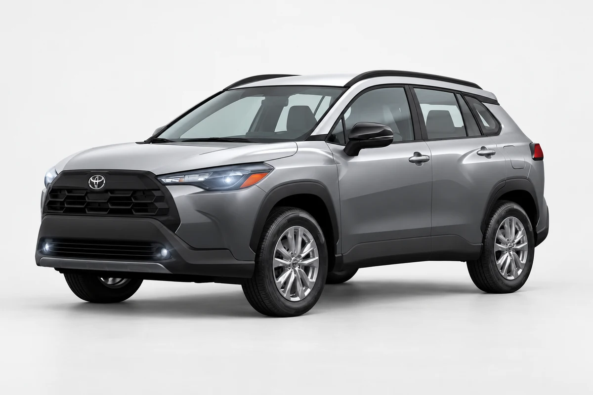 Toyota Corolla Cross gris, vista frontal de tres cuartos sobre fondo de estudio