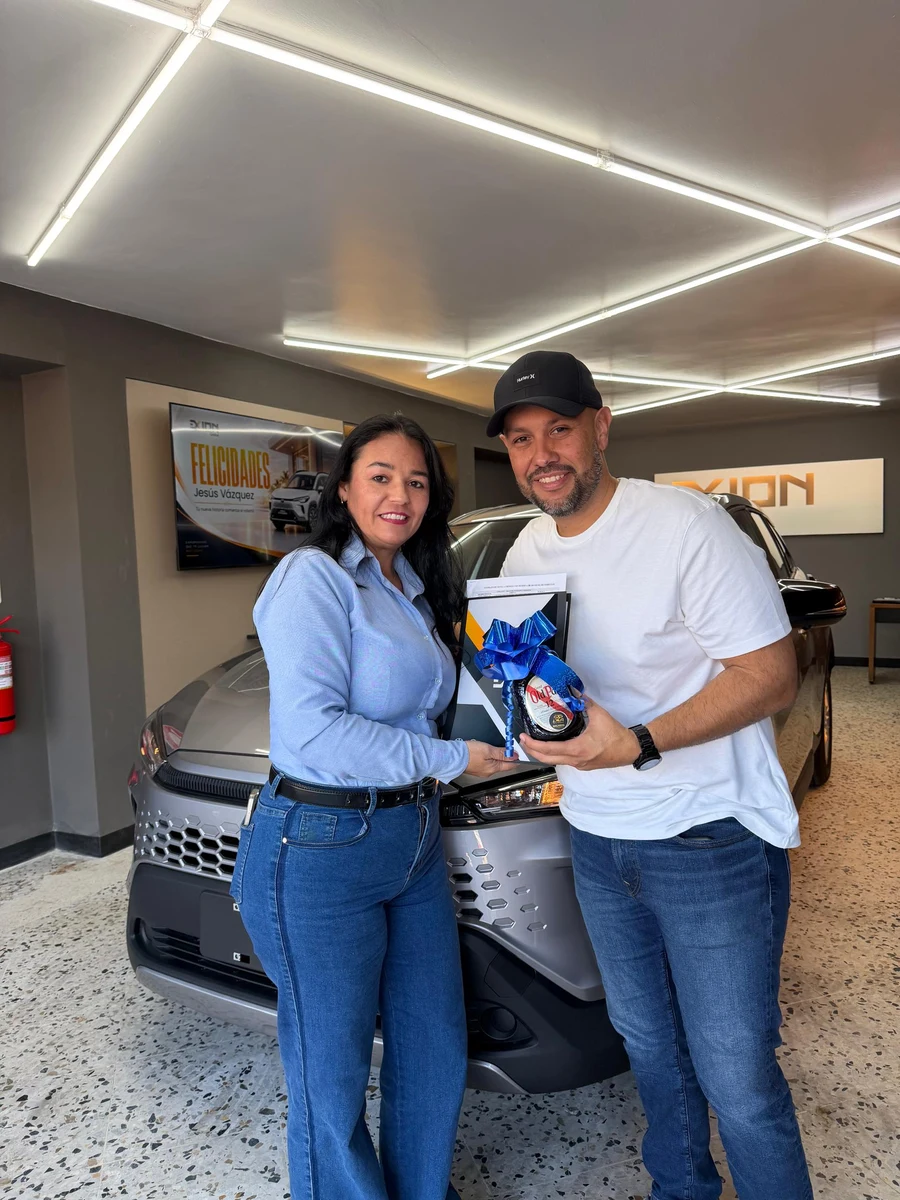 Pareja recibiendo su vehículo en EXION